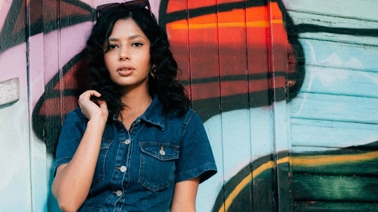 Here's how to style denim dresses. (Pexel)
