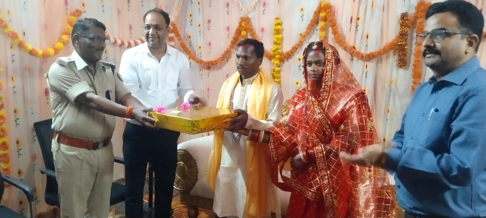 The groom, Suresh Singh Munda, hails from Baruhatu village in the Bundu police station area of Ranchi district, and the bride, Somwari Hembrom, is a resident of Arahanga village in Tamar. (HT) The groom, Suresh Singh Munda, hails from Baruhatu village in the Bundu police station area of Ranchi district, and the bride, Somwari Hembrom, is a resident of Arahanga village in Tamar. (HT)