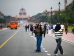 Delhiites enjoy the pleasant weather as temperatures drop following light drizzle across the city on Thursday.(Photo: Sanjeev Verma/HT)