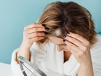 Difference between dry scalp and dandruff.