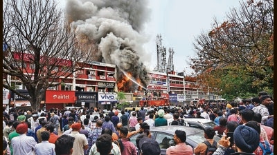 CASE IN POINT: The busy Sector-22 mobile market, where fire officials had to spend a considerable time clearing out vehicles parked in front of the affected shop before proceeding with the operations (HT File) CASE IN POINT: The busy Sector-22 mobile market, where fire officials had to spend a considerable time clearing out vehicles parked in front of the affected shop before proceeding with the operations (HT File)