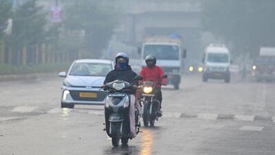 Commuters make their way through a drizzle and thick smog in Gurugram on Thursday. (Parveen Kumar/HT Photo) Commuters make their way through a drizzle and thick smog in Gurugram on Thursday. (Parveen Kumar/HT Photo)