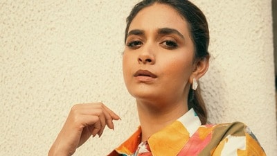 Keerthy Suresh: తప్పతాగి సెల్ఫీ కోసం వేధింపులు.. విమానంలో అభిమాని తీరుపై టాలీవుడ్ నటి ఆగ్రహం Keerthy Suresh: తప్పతాగి సెల్ఫీ కోసం వేధింపులు.. విమానంలో అభిమాని తీరుపై టాలీవుడ్ నటి ఆగ్రహం