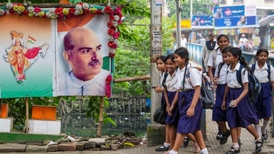 প্রাথমিক স্কুলে 'এক ক্লাস, এক শিক্ষক' নীতি চালুর পথে রাজ্য সরকার। (ছবিটি প্রতীকী, সৌজন্যে পিটিআই) প্রাথমিক স্কুলে 'এক ক্লাস, এক শিক্ষক' নীতি চালুর পথে রাজ্য সরকার। (ছবিটি প্রতীকী, সৌজন্যে পিটিআই)