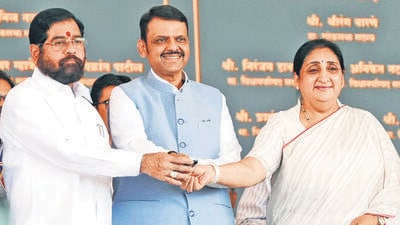 Raigad [Maharashtra], Oct 25 (ANI): Maharashtra Chief Minister Devendra Fadnavis, along with State Deputy Chief Ministers Eknath Shinde and Sunetra Ajit Pawar, inaugurates various connectivity projects at Navi Mumbai's Panvel, in Raigad on Sunday. (@CMOMaharashtra X/ ANI Photo) (@CMOMaharashtra X)