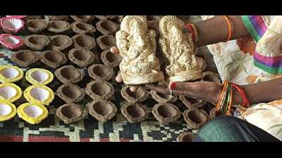 Rural women making lac and cow dung diyas and idols in Prayagraj (HT) Rural women making lac and cow dung diyas and idols in Prayagraj (HT)