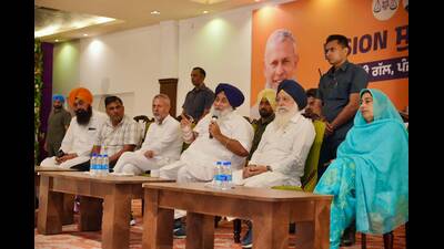 Shiromani Akali Dal (SAD) president Sukhbir Singh Badal addressing the traders during the meeting in Punjab on Thursday. (HT Photo)