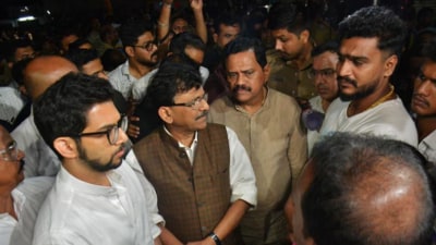 Shiv Sena (UBT) leaders Aaditya Thackeray and Sanjay Raut visited Thane to meet slain party leader Purnekar’s family. Shiv Sena (UBT) leaders Aaditya Thackeray and Sanjay Raut visited Thane to meet slain party leader Purnekar’s family.