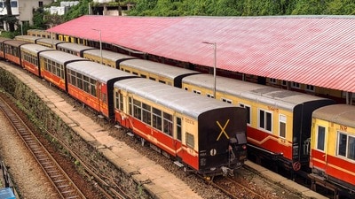 <p>994లోనే మీటర్ గేజ్ ట్రాక్పై 42 సీట్ల ఏసీ కోచ్ను ఇందులో ప్రవేశపెట్టారు. 2019లో దక్షిణ రైల్వే ఈ రైలుకు అత్యంత సురక్షితమైన, మోడ్రన్ లింకే హాఫ్మన్ బుష్ కోచ్లను అమర్చి ప్రయాణ అనుభవాన్ని మరింత హాయిగా మార్చింది. ఏది ఏమైనా, వందే భారత్ ఎరాలోనూ తనదైన వేగంతో సరికొత్త చరిత్ర సృష్టిస్తూ ప్రయాణికుల మనస్సు దోచుకుంటోంది తమిళనాడుకు చెందిన ఈ ఐకానిక్ ‘వైగై ఎక్స్ప్రెస్’!</p> <p>994లోనే మీటర్ గేజ్ ట్రాక్పై 42 సీట్ల ఏసీ కోచ్ను ఇందులో ప్రవేశపెట్టారు. 2019లో దక్షిణ రైల్వే ఈ రైలుకు అత్యంత సురక్షితమైన, మోడ్రన్ లింకే హాఫ్మన్ బుష్ కోచ్లను అమర్చి ప్రయాణ అనుభవాన్ని మరింత హాయిగా మార్చింది. ఏది ఏమైనా, వందే భారత్ ఎరాలోనూ తనదైన వేగంతో సరికొత్త చరిత్ర సృష్టిస్తూ ప్రయాణికుల మనస్సు దోచుకుంటోంది తమిళనాడుకు చెందిన ఈ ఐకానిక్ ‘వైగై ఎక్స్ప్రెస్’!</p>