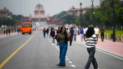 Delhiites enjoy the pleasant weather as temperatures drop following light drizzle across the city on Thursday. (Photo: Sanjeev Verma/HT)