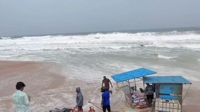 <p>ఇది మరింతగా పుంజుకుని తీవ్ర వాయుగుండంగా మారే అవకాశం ఉందా లేదా అనేది రాబోయే రెండు రోజుల్లో స్పష్టత రానుంది. ఈ కొత్త వాతావరణ పరిణామాన్ని వాతావరణ శాఖ అధికారులు క్షణక్షణం పర్యవేక్షిస్తున్నారు. అధునాతన డాప్లర్ వెదర్ రాడార్ వ్యవస్థల సహాయంతో అల్పపీడనం వేగం, దిశ, గాలి తీవ్రతను నిశితంగా అంచనా వేస్తున్నారు. తీరప్రాంతాలకు దీని నుంచి ఎంతవరకు ముప్పు ఉందనే దానిపై నిరంతరం సమీక్షలు నిర్వహిస్తున్నారు.</p> <p>ఇది మరింతగా పుంజుకుని తీవ్ర వాయుగుండంగా మారే అవకాశం ఉందా లేదా అనేది రాబోయే రెండు రోజుల్లో స్పష్టత రానుంది. ఈ కొత్త వాతావరణ పరిణామాన్ని వాతావరణ శాఖ అధికారులు క్షణక్షణం పర్యవేక్షిస్తున్నారు. అధునాతన డాప్లర్ వెదర్ రాడార్ వ్యవస్థల సహాయంతో అల్పపీడనం వేగం, దిశ, గాలి తీవ్రతను నిశితంగా అంచనా వేస్తున్నారు. తీరప్రాంతాలకు దీని నుంచి ఎంతవరకు ముప్పు ఉందనే దానిపై నిరంతరం సమీక్షలు నిర్వహిస్తున్నారు.</p>