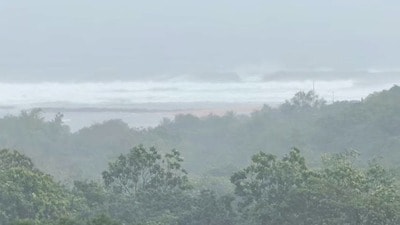 <p>ఈ అల్పపీడన వ్యవస్థ మరింత బలపడుతూ వాయువ్య దిశగా పయనించే అవకాశాలు ఉన్నాయని ఐఎమ్డీ వెల్లడించింది. ప్రస్తుతం ఏర్పడిన అల్పపీడనం రాబోయే 24 గంటల కాలంలో తీవ్రరూపం దాల్చనుంది. ఆగ్నేయ బంగాళాఖాతం, దానిని ఆనుకుని ఉన్న అండమాన్-నికోబార్ దీవులు, అండమాన్ సముద్ర ప్రాంతాల్లో ఇది వాయుగుండంగా బలపడే అవకాశం ఉందని వాతావరణ నిపుణులు అంచనా వేస్తున్నారు.</p> <p>ఈ అల్పపీడన వ్యవస్థ మరింత బలపడుతూ వాయువ్య దిశగా పయనించే అవకాశాలు ఉన్నాయని ఐఎమ్డీ వెల్లడించింది. ప్రస్తుతం ఏర్పడిన అల్పపీడనం రాబోయే 24 గంటల కాలంలో తీవ్రరూపం దాల్చనుంది. ఆగ్నేయ బంగాళాఖాతం, దానిని ఆనుకుని ఉన్న అండమాన్-నికోబార్ దీవులు, అండమాన్ సముద్ర ప్రాంతాల్లో ఇది వాయుగుండంగా బలపడే అవకాశం ఉందని వాతావరణ నిపుణులు అంచనా వేస్తున్నారు.</p>