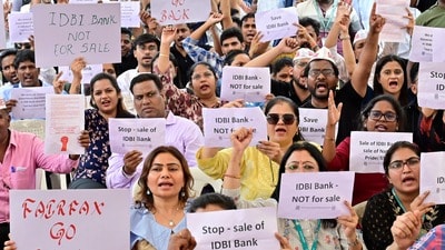 ఐడీబీఐ బ్యాంక్ ప్రైవేటీకరణను నిరసిస్తున్న ఉద్యోగులు (Anshuman Poyrekar/HT Photo)