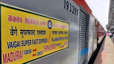 <p>విల్లుపురం స్టేషన్లో మదురై డివిజన్కు చెందిన లోకో పైలట్లు, అసిస్టెంట్ లోకో పైలట్లు, ట్రైన్ మేనేజర్లు బాధ్యతలు స్వీకరించిన తర్వాత రైలు మరింత వేగం పుంజుకుంది. దారిపొడవునా గంటకు 110 కిలోమీటర్ల గరిష్ట వేగాన్ని నిలకడగా కొనసాగిస్తూ, రాత్రి 8:37 గంటలకే మదురై జంక్షన్లోని ప్లాట్ఫామ్ 7కు సురక్షితంగా చేరుకుంది. క్రమం తప్పకుండా రైళ్ల వేగాలను విశ్లేషించే ప్రయాణికుడు అరుణ్ పాండియన్ ఈ అసాధారణ పర్ఫార్మెన్స్ను వివరిస్తూ.. చెన్నై - విజయవాడ రూట్లో నడిచే రాజాధాని ఎక్స్ప్రెస్, కోరమాండల్ ఎక్స్ప్రెస్, తమిళనాడు ఎక్స్ప్రెస్ వంటి దిగ్గజ రైళ్లు సాధించే స్పీడ్ రికార్డులతో వైగై ఎక్స్ప్రెస్ పర్ఫార్మెన్స్ను పోల్చారు. ట్రాక్ క్లియరెన్స్ సరిగ్గా ఉండి, లోకో పైలట్లు సమర్థవంతంగా పనిచేస్తే పాత కాలపు సూపర్ఫాస్ట్ రైళ్లు కూడా సెమీ హైస్పీడ్ రైళ్లకు గట్టి పోటీ ఇవ్వగలవని ఇది నిరూపించిందన్నారు.</p> <p>విల్లుపురం స్టేషన్లో మదురై డివిజన్కు చెందిన లోకో పైలట్లు, అసిస్టెంట్ లోకో పైలట్లు, ట్రైన్ మేనేజర్లు బాధ్యతలు స్వీకరించిన తర్వాత రైలు మరింత వేగం పుంజుకుంది. దారిపొడవునా గంటకు 110 కిలోమీటర్ల గరిష్ట వేగాన్ని నిలకడగా కొనసాగిస్తూ, రాత్రి 8:37 గంటలకే మదురై జంక్షన్లోని ప్లాట్ఫామ్ 7కు సురక్షితంగా చేరుకుంది. క్రమం తప్పకుండా రైళ్ల వేగాలను విశ్లేషించే ప్రయాణికుడు అరుణ్ పాండియన్ ఈ అసాధారణ పర్ఫార్మెన్స్ను వివరిస్తూ.. చెన్నై - విజయవాడ రూట్లో నడిచే రాజాధాని ఎక్స్ప్రెస్, కోరమాండల్ ఎక్స్ప్రెస్, తమిళనాడు ఎక్స్ప్రెస్ వంటి దిగ్గజ రైళ్లు సాధించే స్పీడ్ రికార్డులతో వైగై ఎక్స్ప్రెస్ పర్ఫార్మెన్స్ను పోల్చారు. ట్రాక్ క్లియరెన్స్ సరిగ్గా ఉండి, లోకో పైలట్లు సమర్థవంతంగా పనిచేస్తే పాత కాలపు సూపర్ఫాస్ట్ రైళ్లు కూడా సెమీ హైస్పీడ్ రైళ్లకు గట్టి పోటీ ఇవ్వగలవని ఇది నిరూపించిందన్నారు.</p>