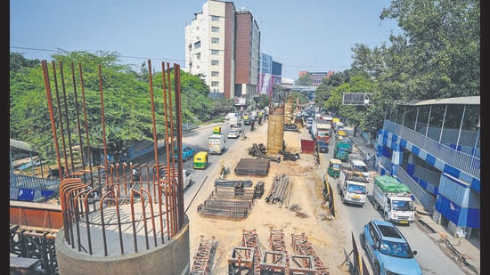 A view of the ongoing construction work on the Modi Mill Flyover Extension amid the implementation of Stage-I of the Graded Response Action Plan (GRAP) in Delhi-NCR to combat rising air pollution in New Delhi (Sanchit Khanna/ Hindustan Times)