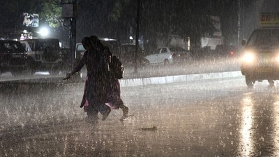 <p>ఈ వర్షభావ ప్రభావం నగరంలోని అనేక ప్రధాన ప్రాంతాల్లో స్పష్టంగా ఉంది. ముఖ్యంగా అమీర్పేట్, మాదాపూర్, గచ్చిబౌలి, మెహదీపట్నం, అత్తాపూర్, రాజేంద్రనగర్, కోటి, ఆబిడ్స్ వంటి విభిన్న ప్రాంతాల్లో భారీగా వర్షపాతం నమోదైంది. ఐటీ కారిడార్తో పాటు పాతబస్తీ, మధ్య హైదరాబాద్ పరిధిలోని ప్రధాన వ్యాపార సముదాయాలు ఉన్న వీధులన్నీ వర్షపు నీటితో తడిసి ముద్దయ్యాయి. దీర్ఘకాలంగా సరైన వర్షాలు లేక అవస్థలు పడుతున్న ప్రజలు ఈ వానతో ఆహ్లాదకరమైన వాతావరణాన్ని ఆస్వాదించారు.</p><p> </p> (Mohammed Aleemuddin) <p>ఈ వర్షభావ ప్రభావం నగరంలోని అనేక ప్రధాన ప్రాంతాల్లో స్పష్టంగా ఉంది. ముఖ్యంగా అమీర్పేట్, మాదాపూర్, గచ్చిబౌలి, మెహదీపట్నం, అత్తాపూర్, రాజేంద్రనగర్, కోటి, ఆబిడ్స్ వంటి విభిన్న ప్రాంతాల్లో భారీగా వర్షపాతం నమోదైంది. ఐటీ కారిడార్తో పాటు పాతబస్తీ, మధ్య హైదరాబాద్ పరిధిలోని ప్రధాన వ్యాపార సముదాయాలు ఉన్న వీధులన్నీ వర్షపు నీటితో తడిసి ముద్దయ్యాయి. దీర్ఘకాలంగా సరైన వర్షాలు లేక అవస్థలు పడుతున్న ప్రజలు ఈ వానతో ఆహ్లాదకరమైన వాతావరణాన్ని ఆస్వాదించారు.</p><p> </p> (Mohammed Aleemuddin)