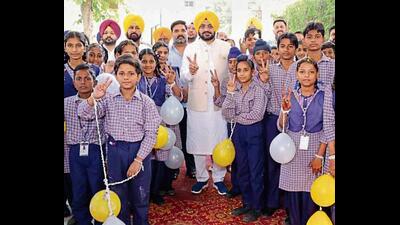 Punjab power minister Tarunpreet Singh Sond with students during the inauguration event at Khanna Government School on Friday. (HT) Punjab power minister Tarunpreet Singh Sond with students during the inauguration event at Khanna Government School on Friday. (HT)