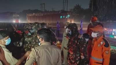 The joint team of Lucknow police, NDRF, SDRF and locals at the spot . (HT) (HT_PRINT)