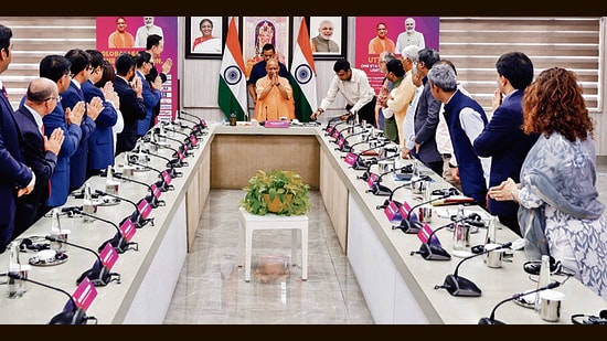 Chief minister Yogi Adityanath and a 14-member high-level delegation of Singapore industrialists and investors met in Lucknow on Wednesday to discuss about the project. (HT Photo)