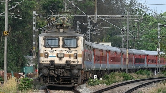 పలు రైళ్ల రాకపోకల్లో మార్పులు