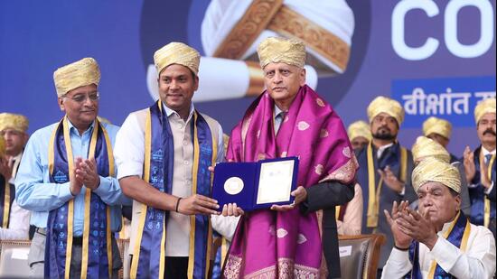 MIT-WPU executive president Rahul Karad (centre) felicitated former Chief Justice of India Justice Uday Lalit at the eight convocation ceremony of MIT World Peace University (MIT-WPU). (HT)