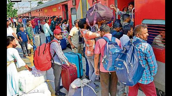 Migrants boarding a train in Ludhiana. (HT)