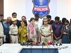 అక్రమ అండాల దందా - ఎనిమిది మంది అరెస్ట్