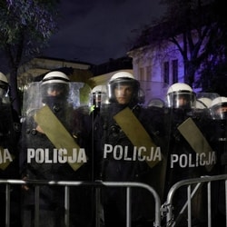Riot police kept protestors out of the Constitutional Tribunal.