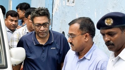 প্রাক্তন মন্ত্রী ইন্দ্রনীল সেন (Saikat Paul) প্রাক্তন মন্ত্রী ইন্দ্রনীল সেন (Saikat Paul)