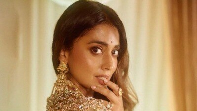 <p>సెకండ్ ఇన్నింగ్స్ లో శ్రియా శరణ్ జోరు మీదుంది. మిరాయ్ లో హీరో తల్లిగా అదిరిపోయే క్యారెక్టర్ ప్లే చేసింది. </p> (instagram-Shriya Saran) <p>సెకండ్ ఇన్నింగ్స్ లో శ్రియా శరణ్ జోరు మీదుంది. మిరాయ్ లో హీరో తల్లిగా అదిరిపోయే క్యారెక్టర్ ప్లే చేసింది. </p> (instagram-Shriya Saran)