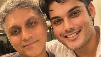 সাইয়ারা পরিচালকের সঙ্গে হাসিমুখে সেলফি প্রসেনজিৎ-পুত্রের! এবার কি বলিউডে মিশুক? সাইয়ারা পরিচালকের সঙ্গে হাসিমুখে সেলফি প্রসেনজিৎ-পুত্রের! এবার কি বলিউডে মিশুক?