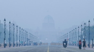 Capital city in the morning experienced mix of light smog and hovering clouds over the sky in New Delhi. (Vipin Kumar/ HT Photo) Capital city in the morning experienced mix of light smog and hovering clouds over the sky in New Delhi. (Vipin Kumar/ HT Photo)