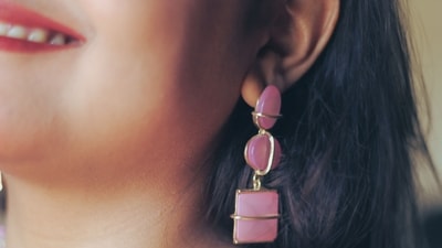 A guide to choosing the right earrings. (Pexel) A guide to choosing the right earrings. (Pexel)