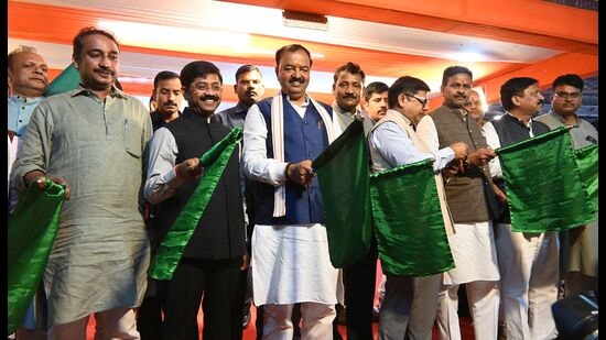 Prayagraj-Varanasi MEMU service being launched and sleeper Vande Bharat being welcomed in Prayagraj on Saturday (HT PHoto)