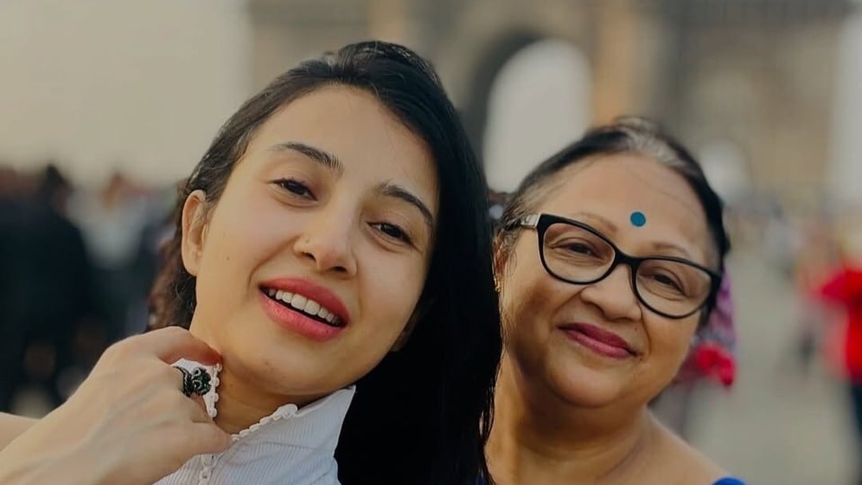বিগ বস দেখে কোন দুশ্চিন্তার কথা বললেন মনামীর মা?