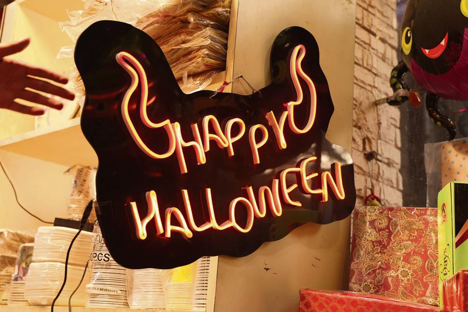 Brighten up the darkest night of the year with a neon sign that screams festive fun. Price: ₹2,000 Brighten up the darkest night of the year with a neon sign that screams festive fun. Price: ₹2,000