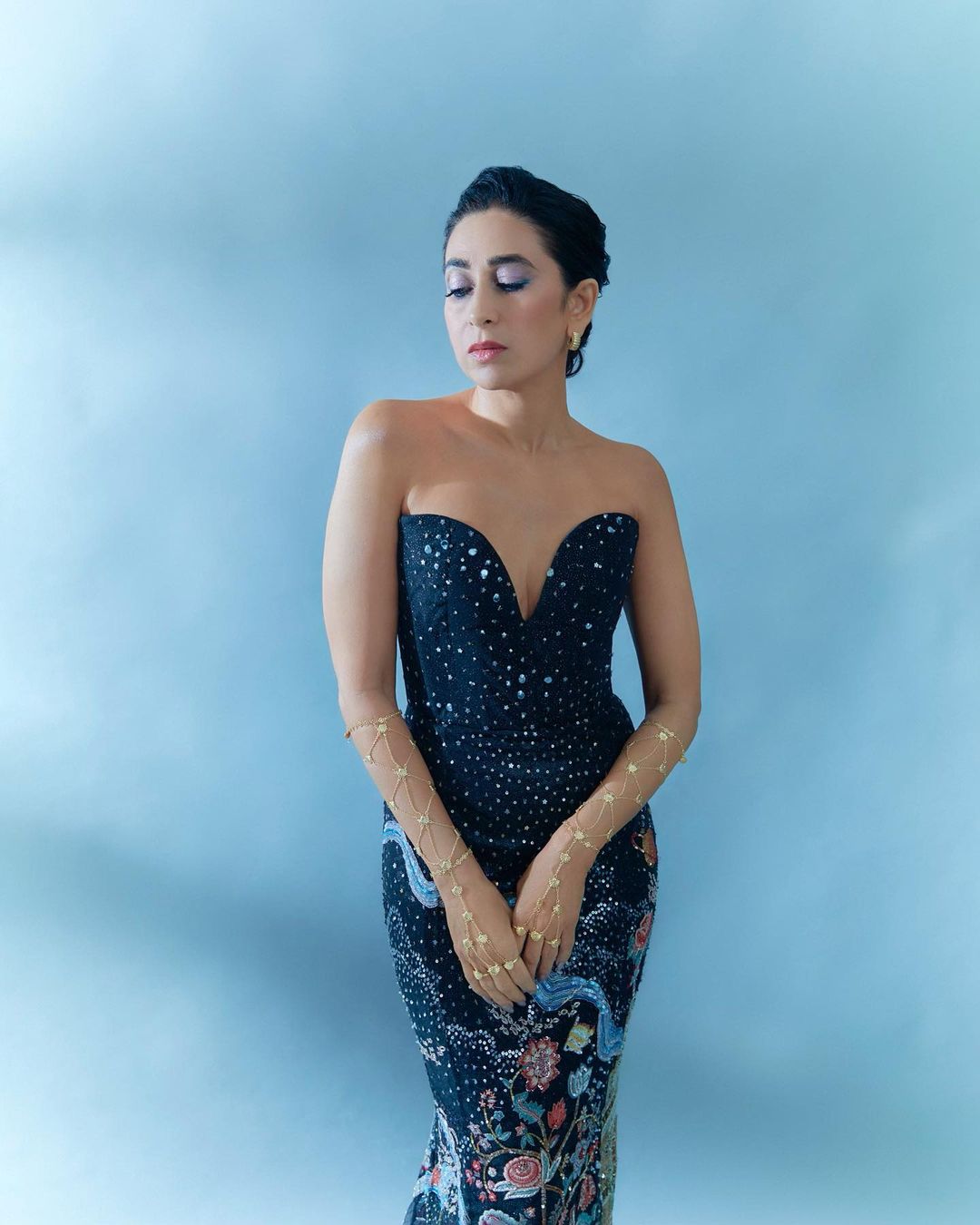 karishma kapoor blue dress Karisma Kapoor is a midnight princess in this royal blue anarkali. See pics