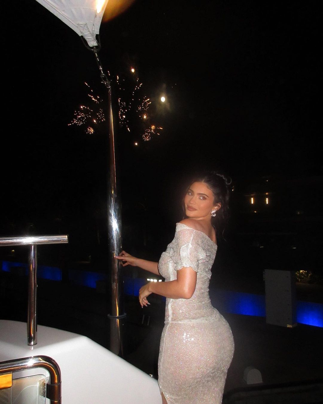 kylie jenner white bodycon dress Kylie Jenner's white mini dress is our summer outfit must-have